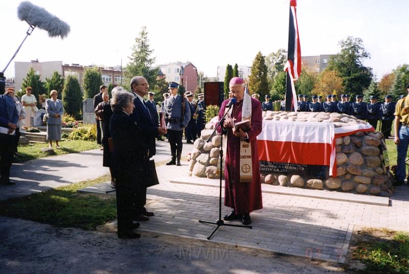 KKE 3312.jpg - Poświecenie symbolicznej mogiły pamięci zbrodni kresowej na cmentarzu komunalnym w Olsztynie, Olsztyn, 2003 r.